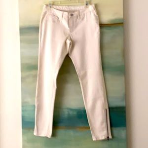 Tommy girl fitted jean w/great stretch zipper adorned ankles.like new condition